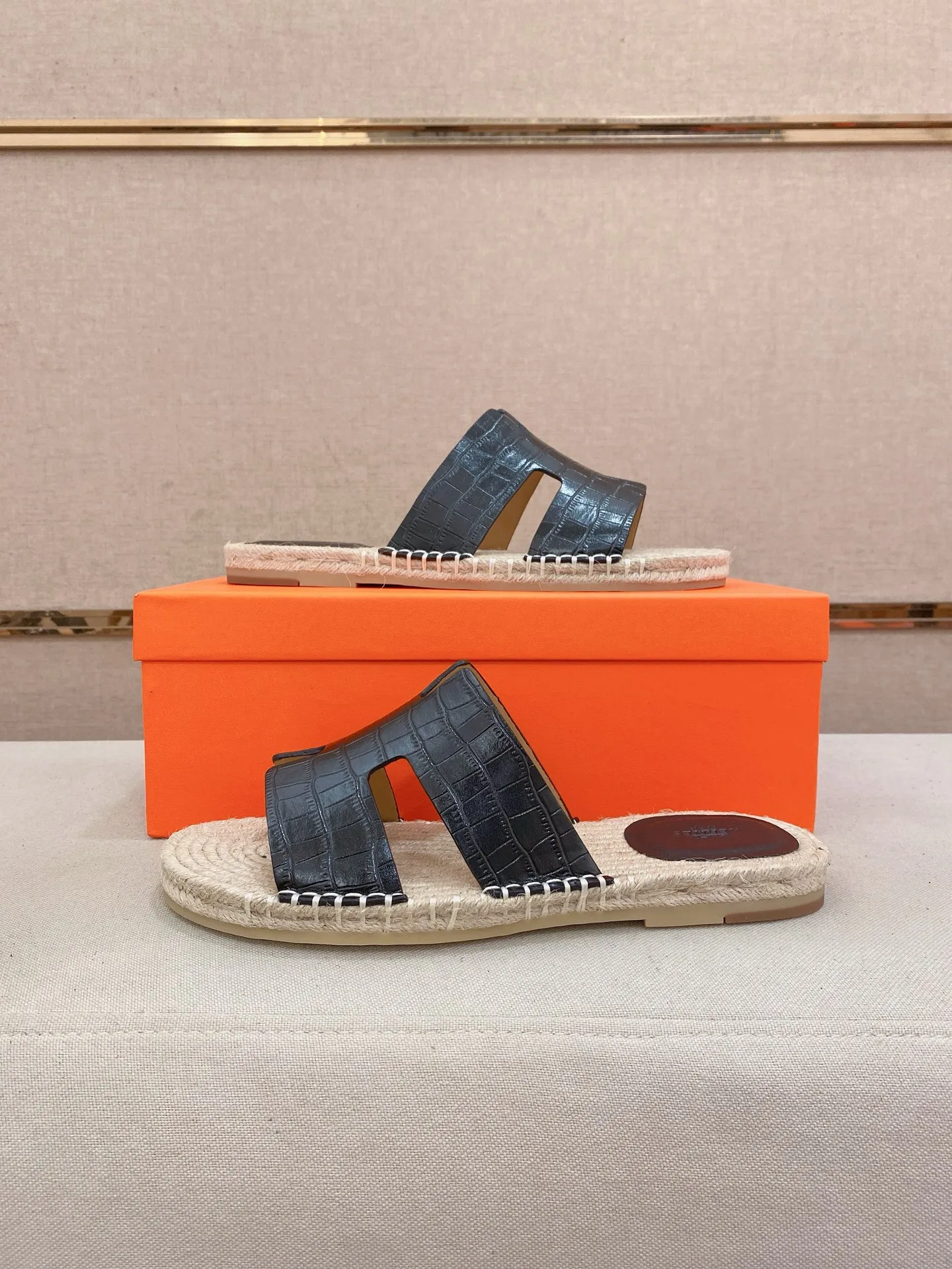 Factory price: 340💰high-end version. "HERMES" Hermès 💁♂️Men's casual slippers, compare the quality at the counter🧚🏿♂️ The upper is made of cowhide leather 🐊crocodile pattern workmanship, purely hand-drawn, raw rubber breathable and non-slip outsole, the inner is breathable and comfortable lambskin, the density is 100% comfortable, the original rubber outsole is wear-resistant and has a code number of 38-44. Can be customized 45-46-47💥🏆